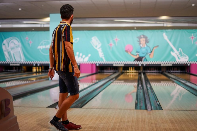 From Hollywood To Alleys: The Surprising Story Of Charlie Sheen Bowling ...